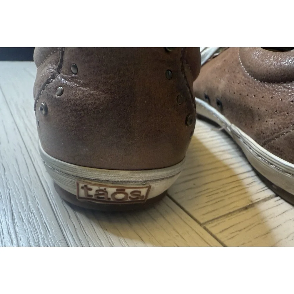 Taos Women's Freedom Leather Studded Sneaker Perforated BROWN Lace Up SIZE 8